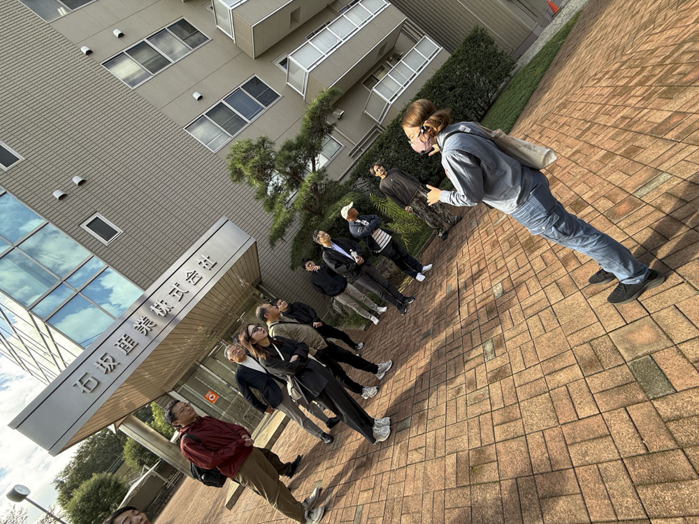 石坂産業本社前 オリエンテーションの様子