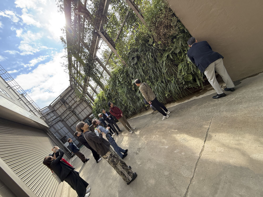 ガイドによる工場案内