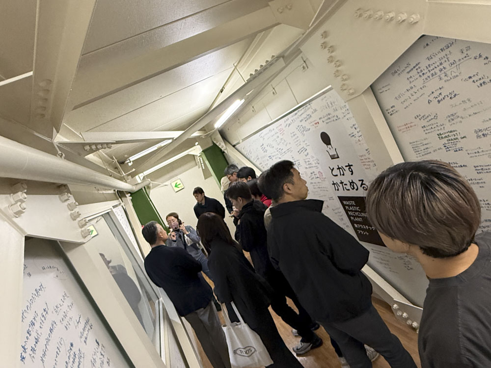 見学通路とメッセージウォール